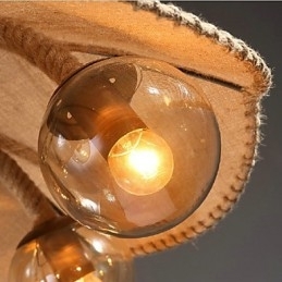 Candelabru din metal cu pictură de țară