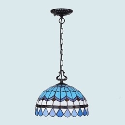 Candelabru cu vitraliu din artele creative rurale europene care restaurează străvechile moduri