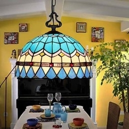 Candelabru cu vitraliu din artele creative rurale europene care restaurează străvechile moduri