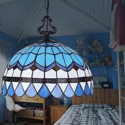Candelabru cu vitraliu din artele creative rurale europene care restaurează străvechile moduri