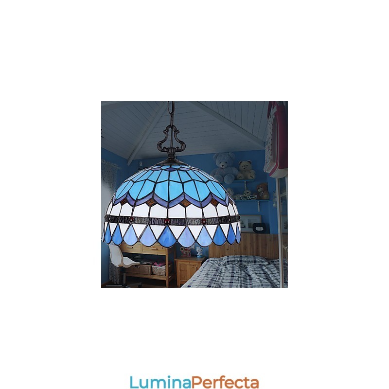 Candelabru cu vitraliu din artele creative rurale europene care restaurează străvechile moduri