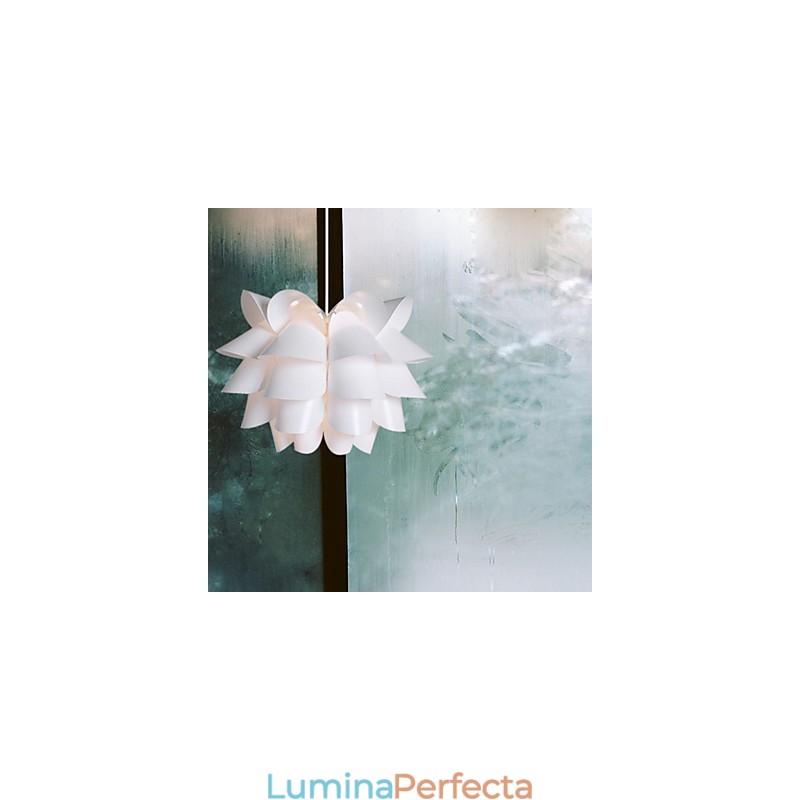 Contemporan și contractat The Nordic Idea White Lotus Droplight Lamp