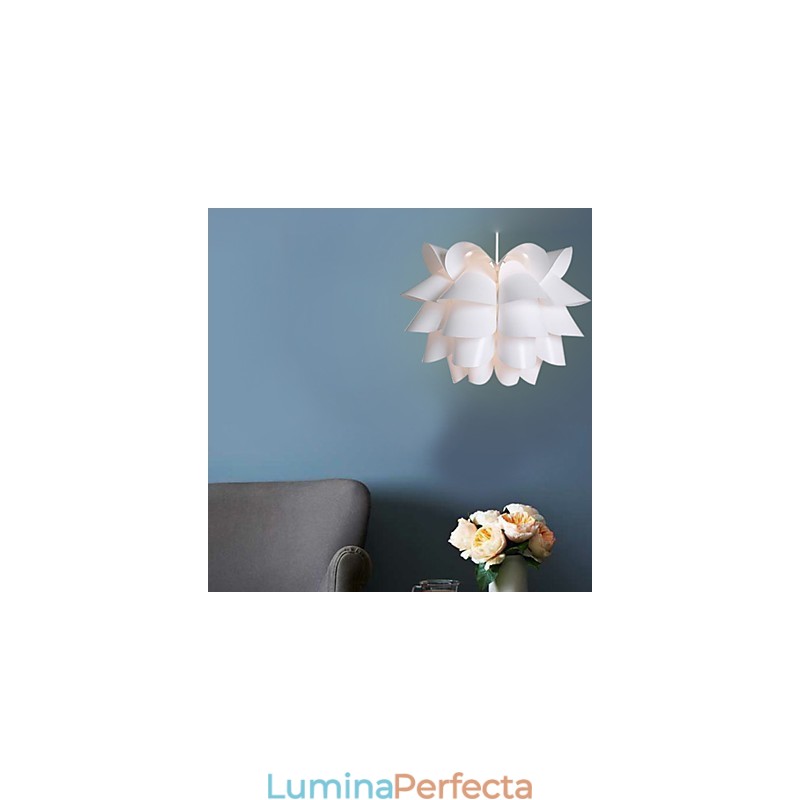 Contemporan și contractat The Nordic Idea White Lotus Droplight Lamp