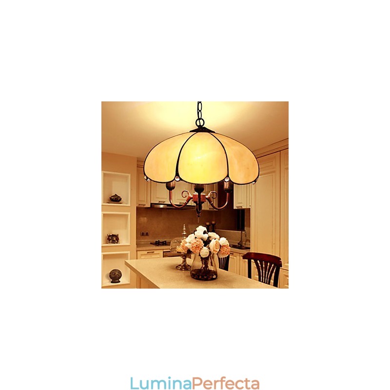 Candelabru cu vitraliu din artele creative rurale europene care restaurează străvechile moduri