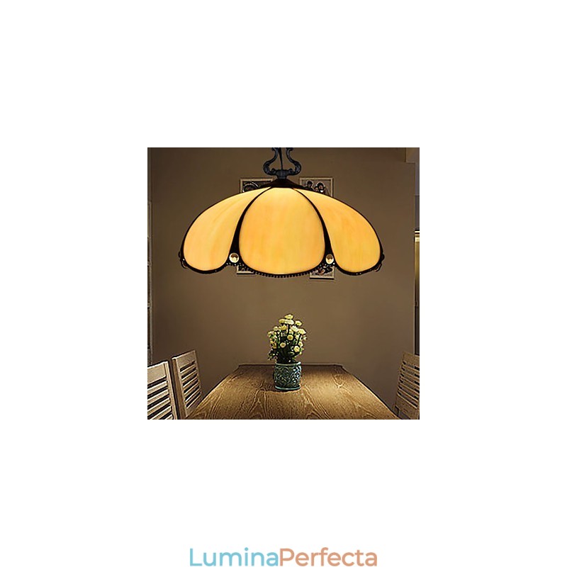Candelabru cu vitraliu din artele creative rurale europene care restaurează străvechile moduri