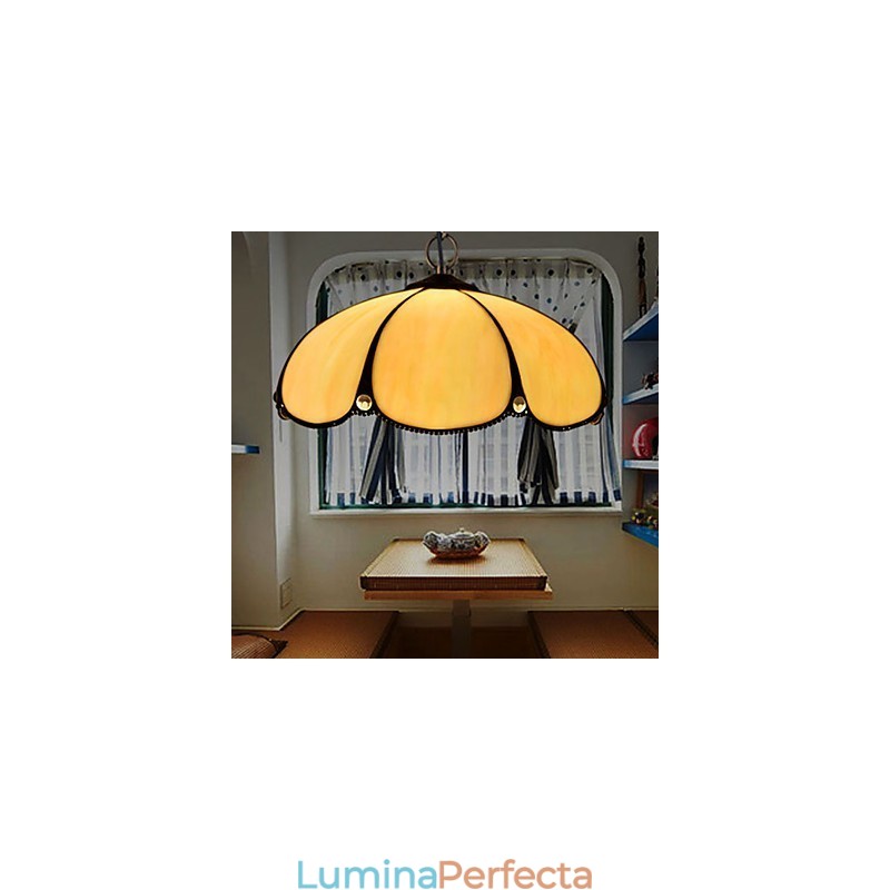 Candelabru cu vitraliu din artele creative rurale europene care restaurează străvechile moduri