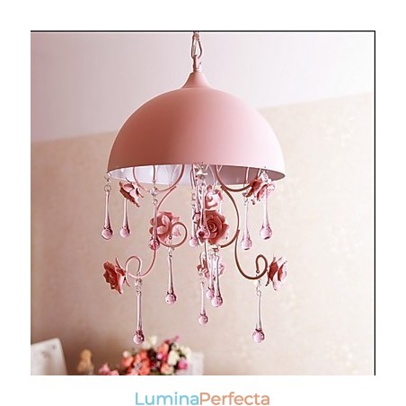 Un mic candelabru de grădină cu trandafiri roz, prințesă de fier Un mic candelabru de grădină cu trandafiri roz, prințesă de fier