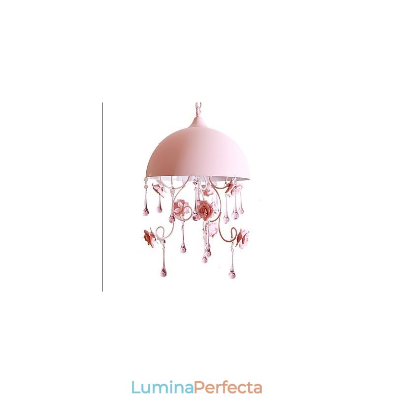 Un mic candelabru de grădină cu trandafiri roz, prințesă de fier