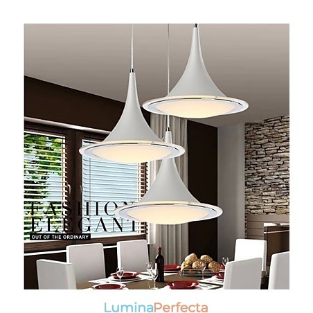 1 Candelabru acrilic Droplight cu lumini suspendate 1 Candelabru acrilic Droplight cu lumini suspendate