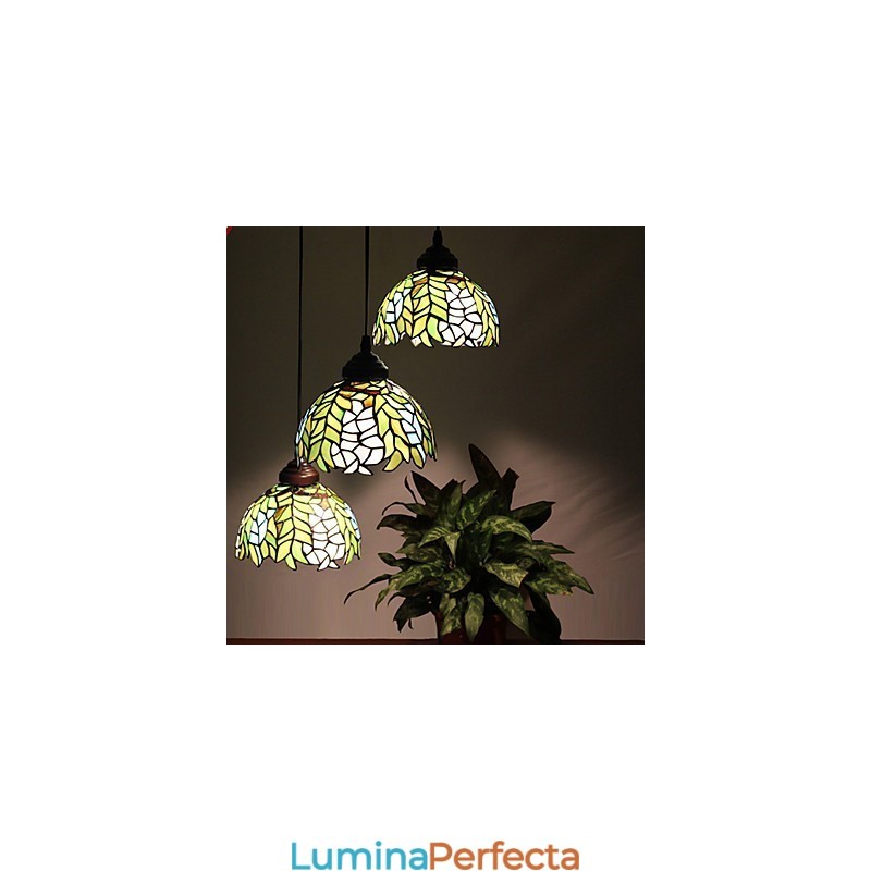 Candelabru cu vitraliu din artele creative rurale europene care restaurează căile antice