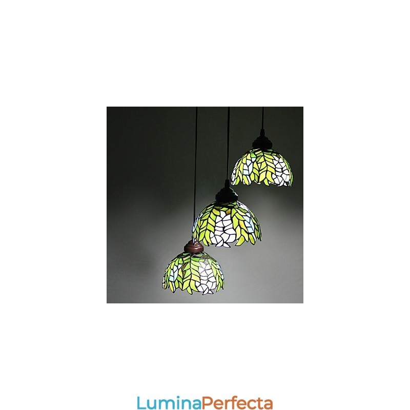 Candelabru cu vitraliu din artele creative rurale europene care restaurează căile antice