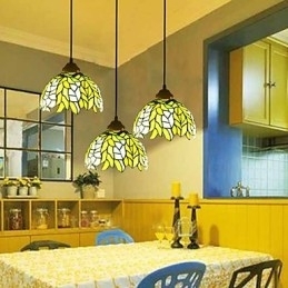 Candelabru cu vitraliu din artele creative rurale europene care restaurează căile antice