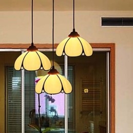 Candelabru cu vitraliu din artele creative rurale europene care restaurează căile antice