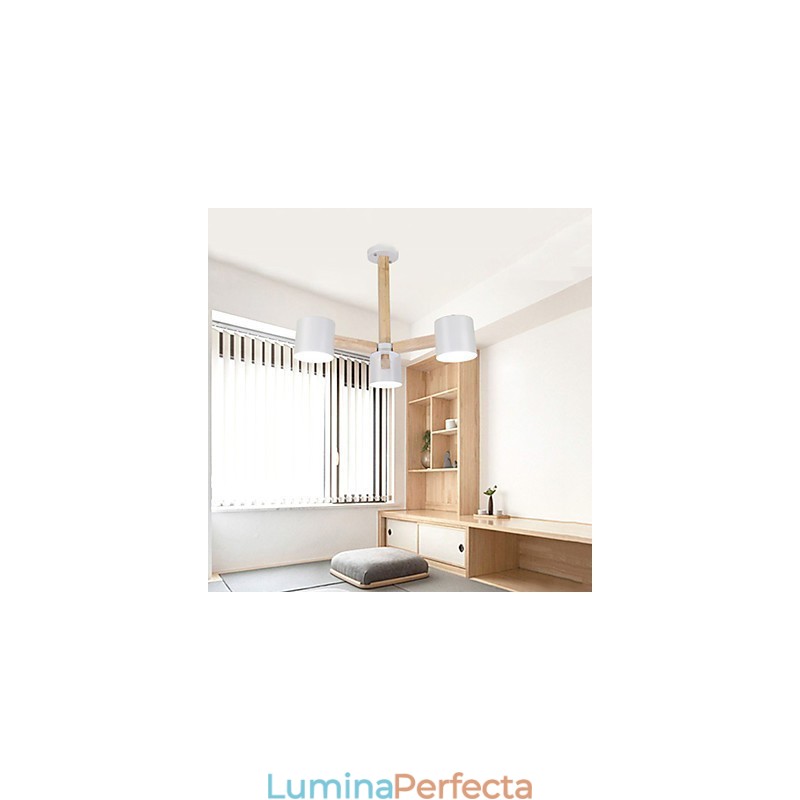 Caracteristică de pictură vintage pentru candelabru metalic