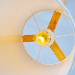1 Lumină suspendată din lemn deschis modern, contemporan în stil nordic, cu abajur din material textil