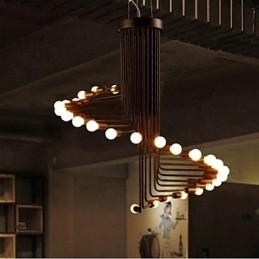 Candelabru din metal cu pictură de țară