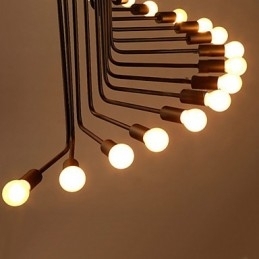 Candelabru din metal cu pictură de țară