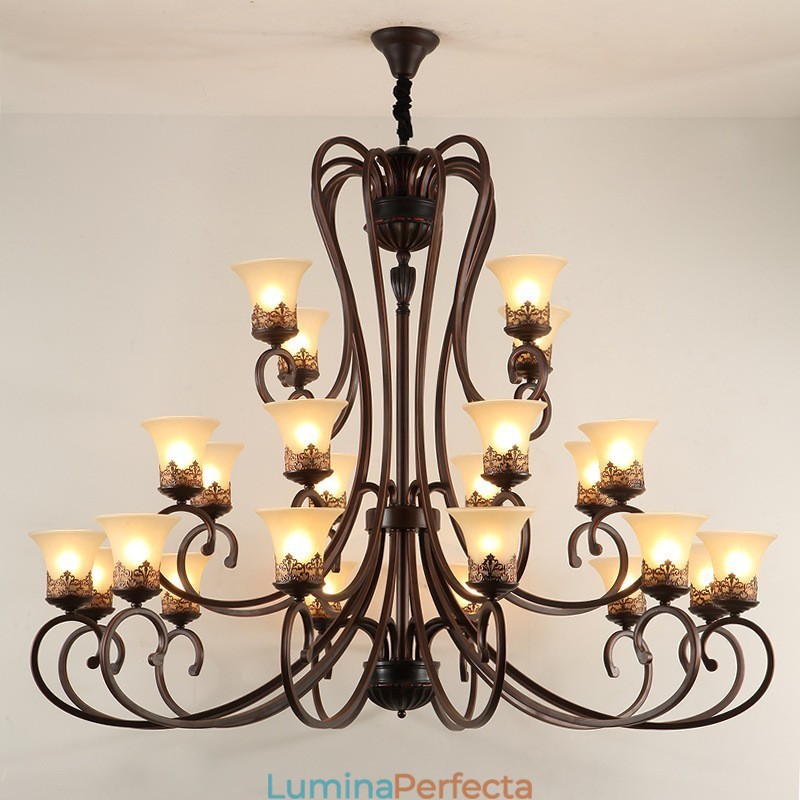 Candelabru din metal cu 24 de lumini tavan înalt, vintage, cu pictură pe insulă, cu abajururi de sticlă. Tavan înalt