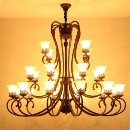 Candelabru din metal cu 24 de lumini tavan înalt, vintage, cu pictură pe insulă, cu abajururi de sticlă. Tavan înalt