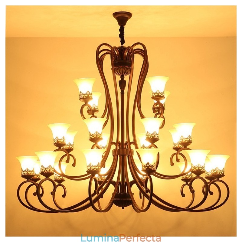 Candelabru din metal cu 24 de lumini tavan înalt, vintage, cu pictură pe insulă, cu abajururi de sticlă. Tavan înalt