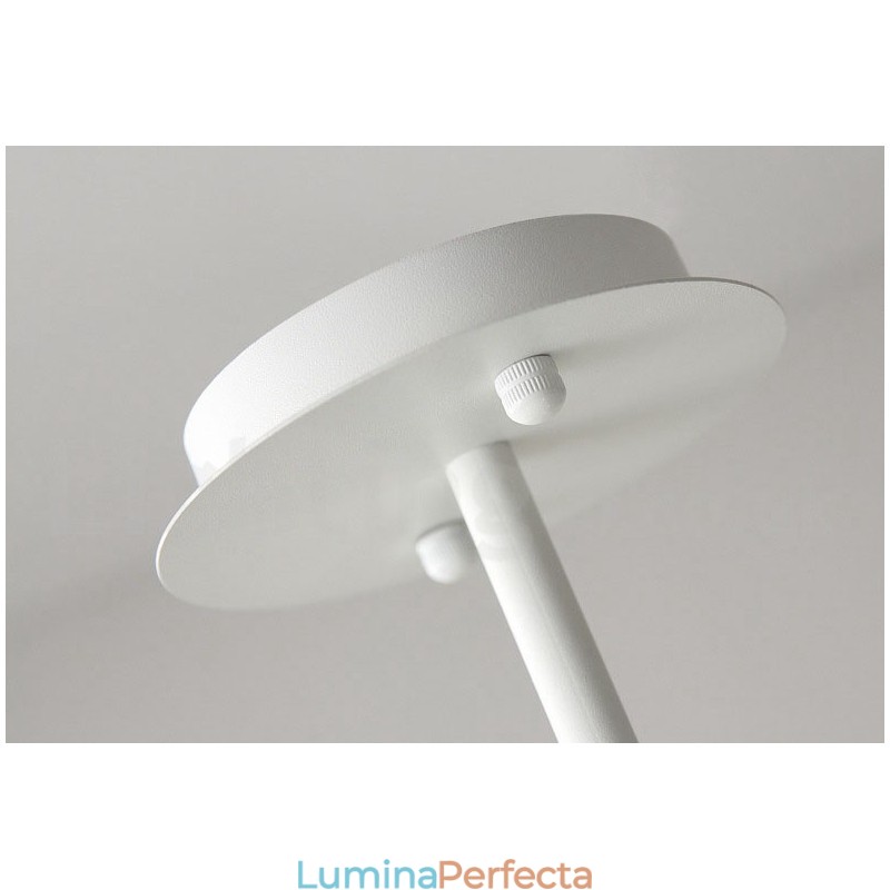 Candelabru din țeavă modern și contemporan cu nuanțe acrilice alb-negru