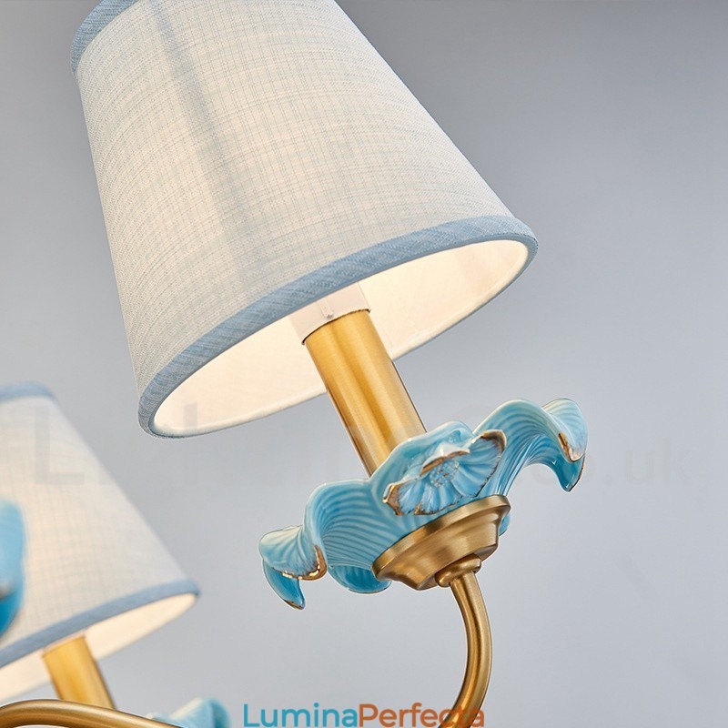 Candelabru cu pandantiv din alamă, retro, vintage, din ceramică, cu nuanțe de țesătură albastră