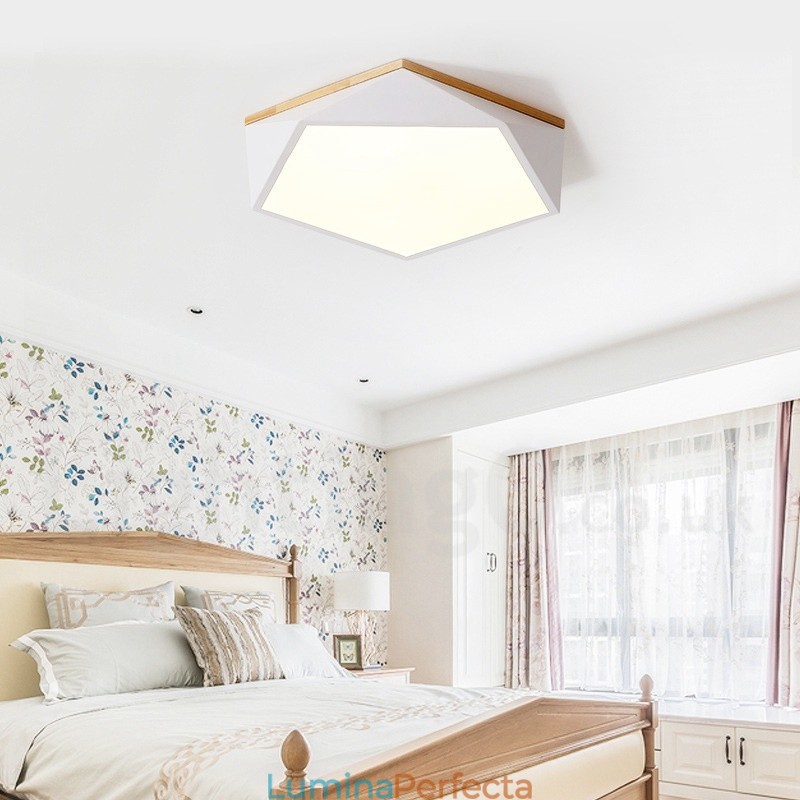 Plafoniera din lemn, cu abajur din acril, în stil nordic