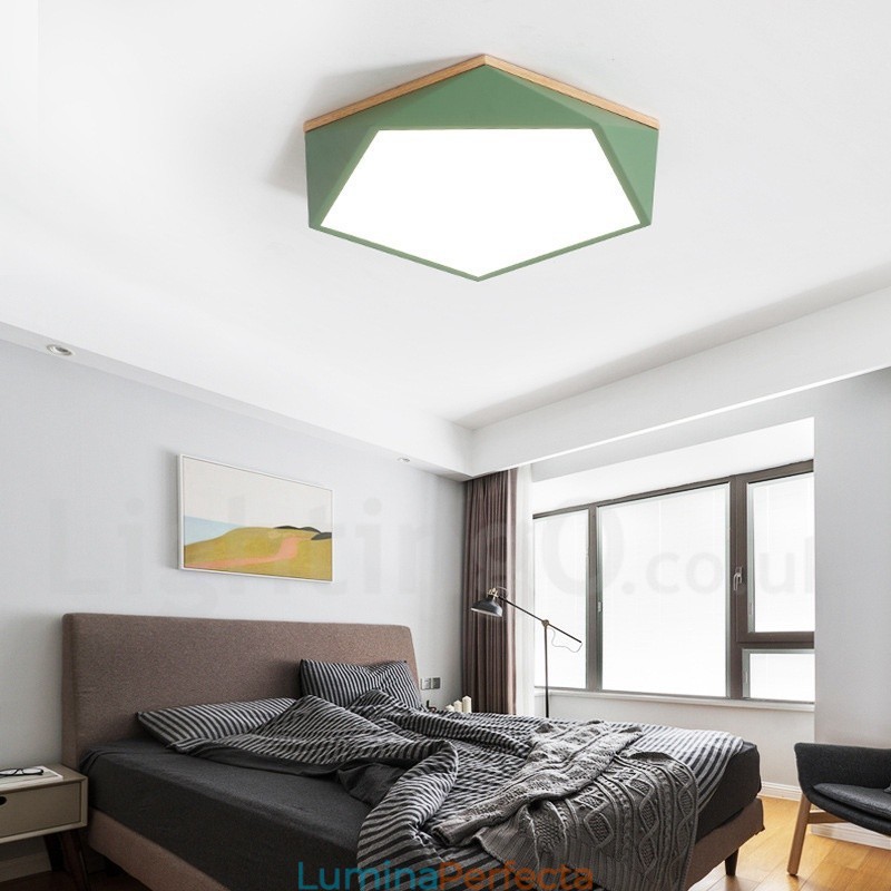 Plafoniera din lemn, cu abajur din acril, în stil nordic