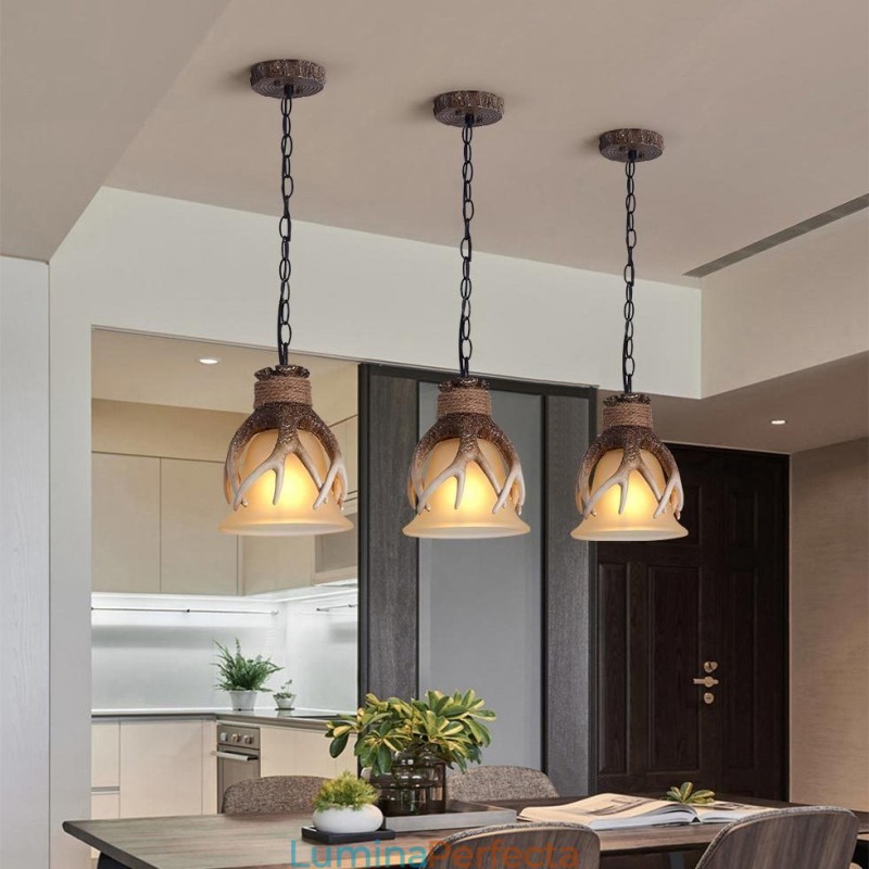 O lumină rustică artistică retro Antler antică cu abajur de sticlă