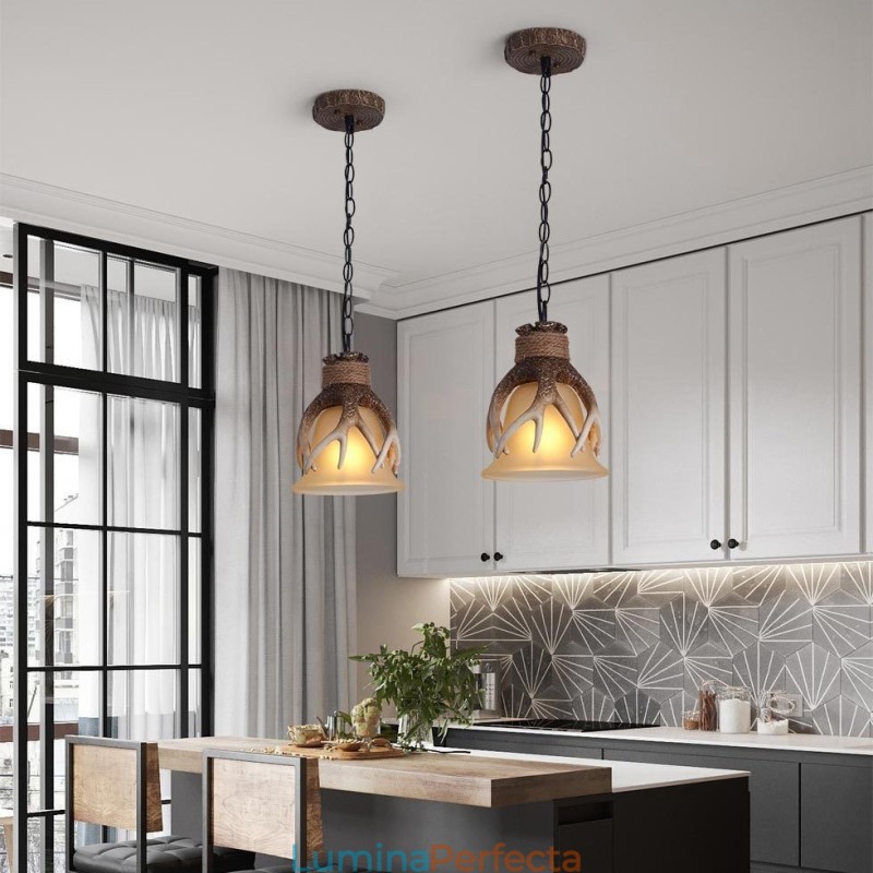 O lumină rustică artistică retro Antler antică cu abajur de sticlă