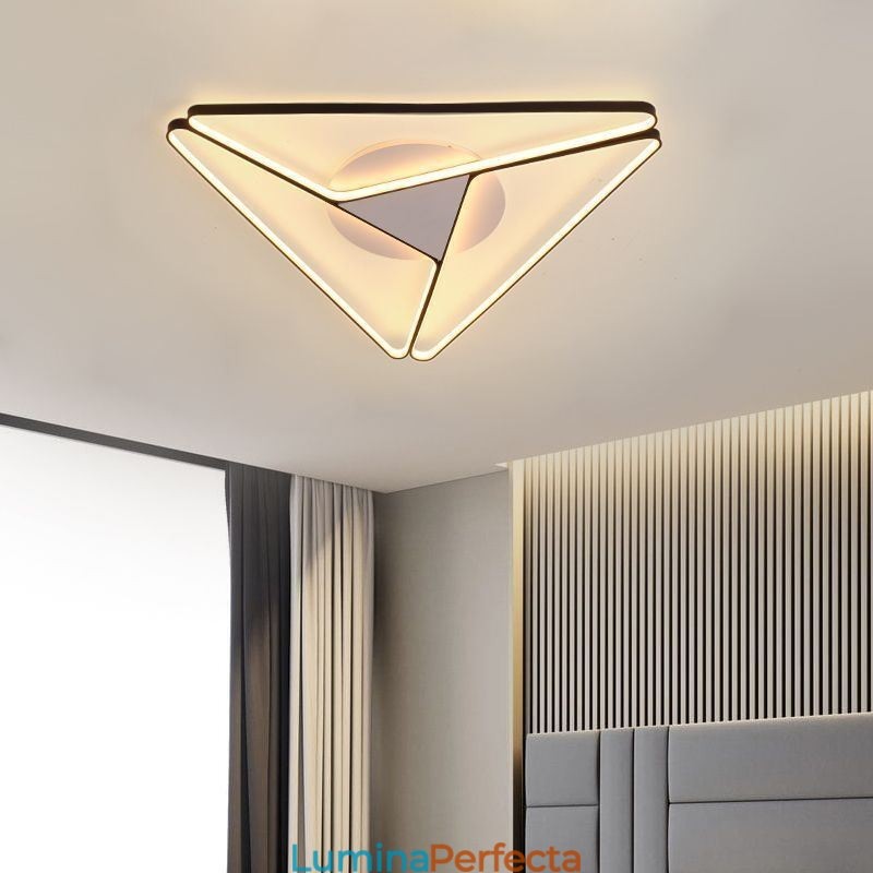Plafoniera triunghiulară minimalistă cu montare încasată