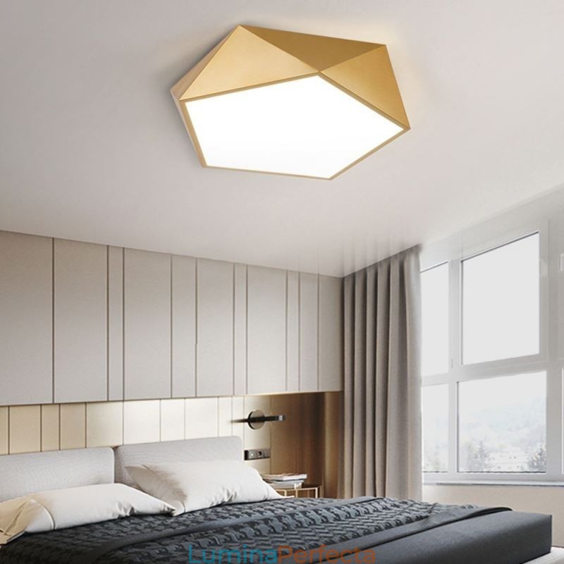 Plafoniera din acrilic cu montaj geometric auriu