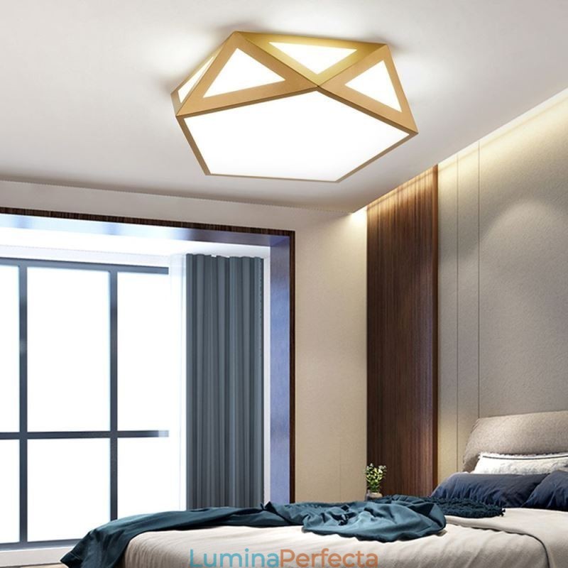 Plafoniera din acrilic cu montaj geometric auriu