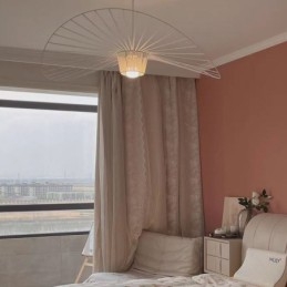 Lampă suspendată, modernă, simplă, un singur fier, în formă de pălărie. Plafoniera
