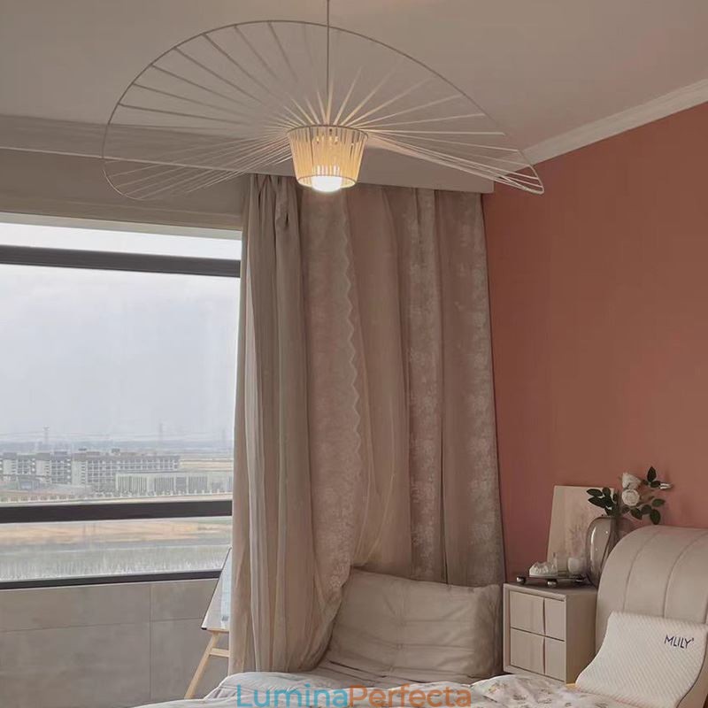 Lampă suspendată, modernă, simplă, un singur fier, în formă de pălărie. Plafoniera