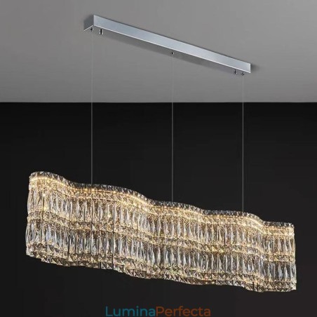 Lampă lungă cu pandantiv din cristal. Plafoniera cu decorare de lux Lampă lungă cu pandantiv din cristal. Plafoniera cu decorare de lux