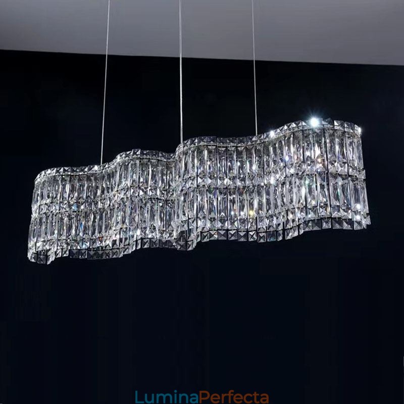 Lampă lungă cu pandantiv din cristal. Plafoniera cu decorare de lux