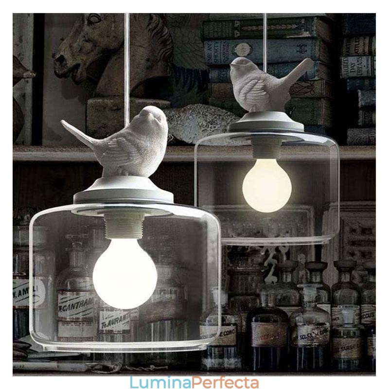 Lampă suspendată din sticlă în stil retro. Iluminat decorativ de pasăre