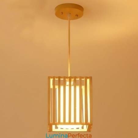 Lampă suspendată minimalistă din lemn