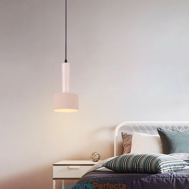 Lampă suspendată modernă, simplă, în formă de cilindru. Lampă de iluminat din aluminiu