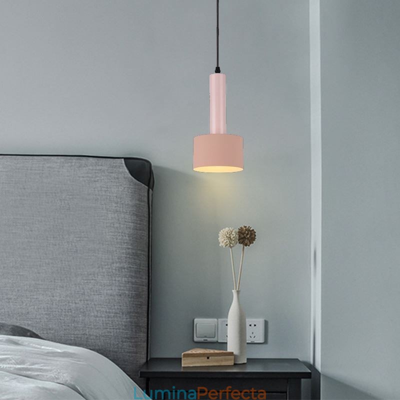 Lampă suspendată modernă, simplă, în formă de cilindru. Lampă de iluminat din aluminiu