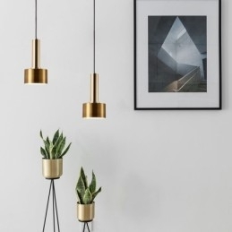 Lampă suspendată modernă, simplă, în formă de cilindru. Lampă de iluminat din aluminiu