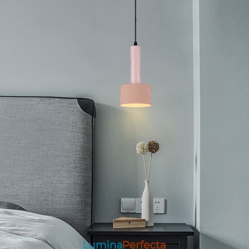 Lampă suspendată modernă, simplă, în formă de cilindru. Lampă de iluminat din aluminiu