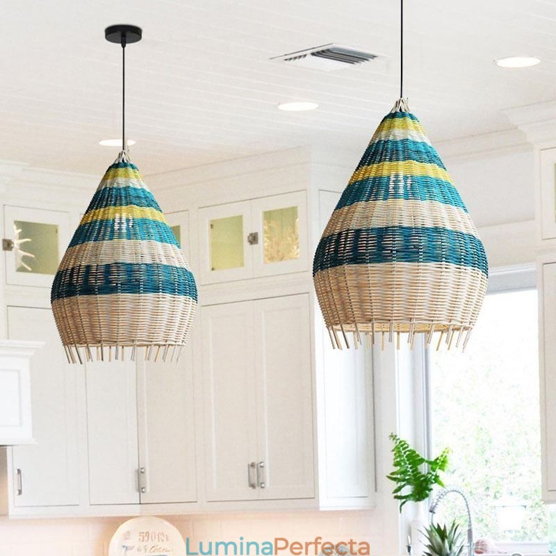 Lampă suspendată din bambus și ratan. Lampă de tavan cu abajur țesut manual cu dungi