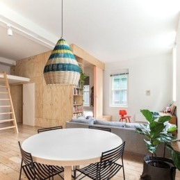 Lampă suspendată din bambus și ratan. Lampă de tavan cu abajur țesut manual cu dungi