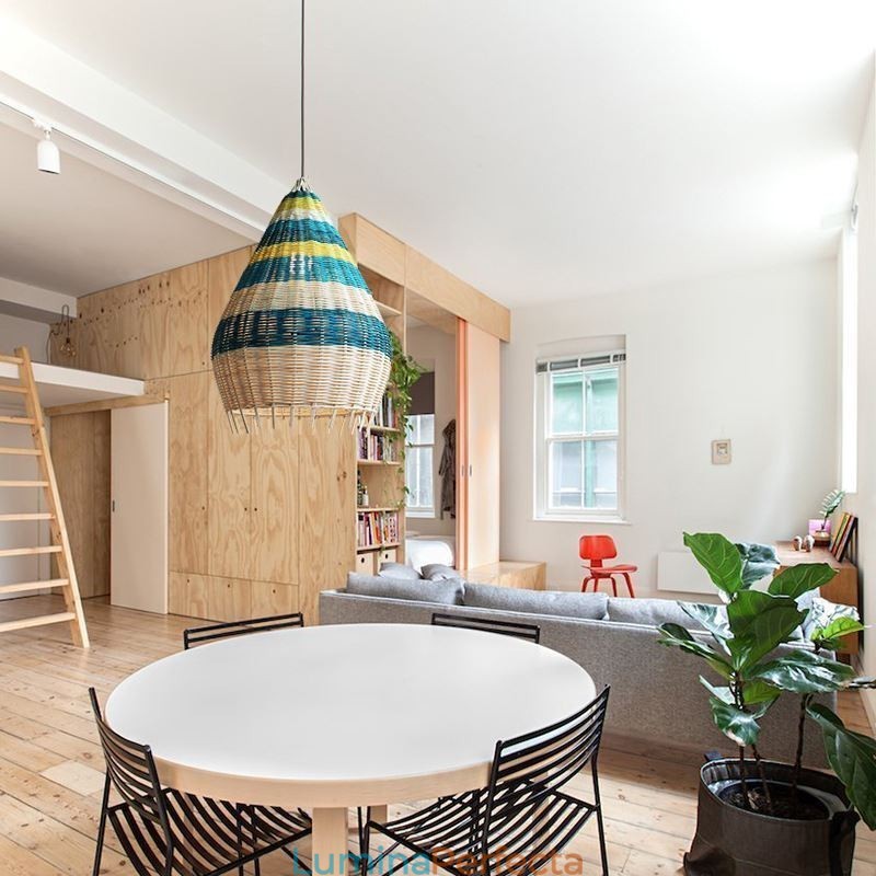 Lampă suspendată din bambus și ratan. Lampă de tavan cu abajur țesut manual cu dungi