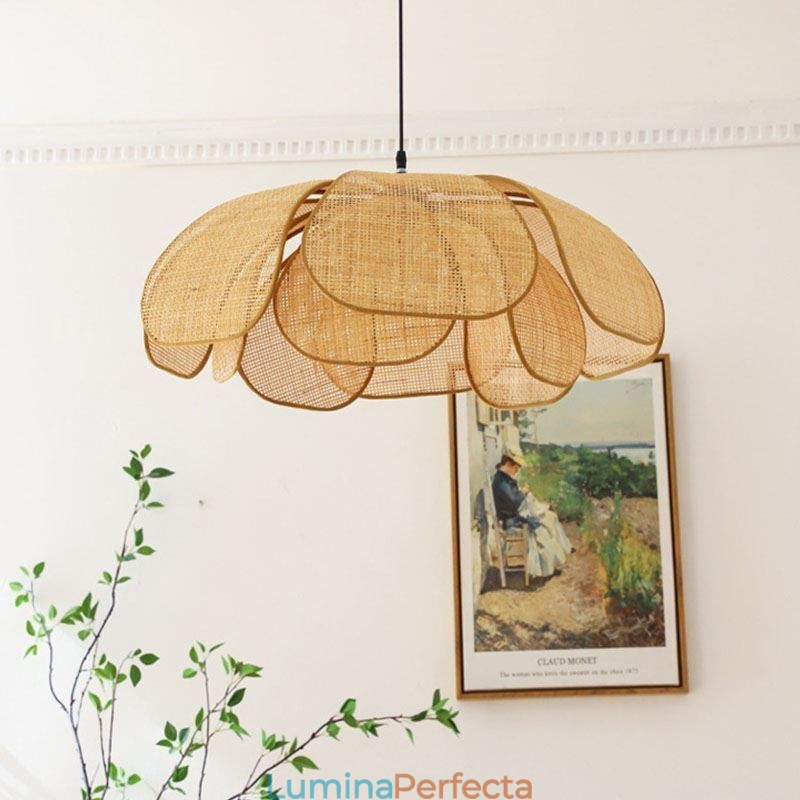 Plafoniera din ratan țesut manual în stil Wabi Sabi cu petale