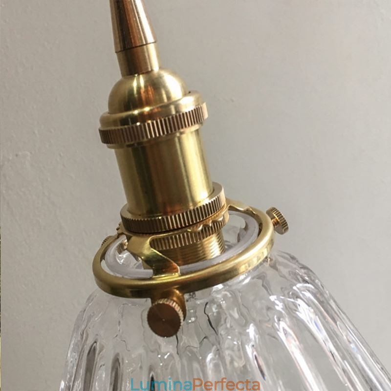 Lampă suspendată din sticlă cu nervuri transparente