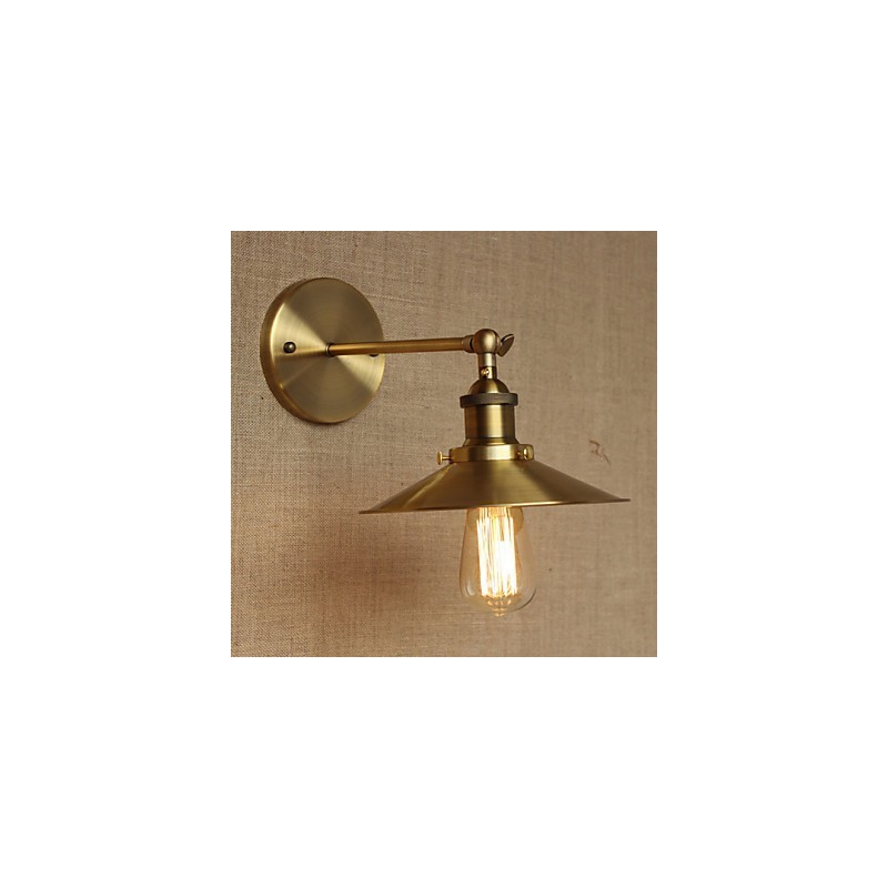 Vilă în stil industrial minimalist umbrele decorative retro din cupru în fața peretelui culoarului bisericii