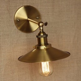 Vilă în stil industrial minimalist umbrele decorative retro din cupru în fața peretelui culoarului bisericii